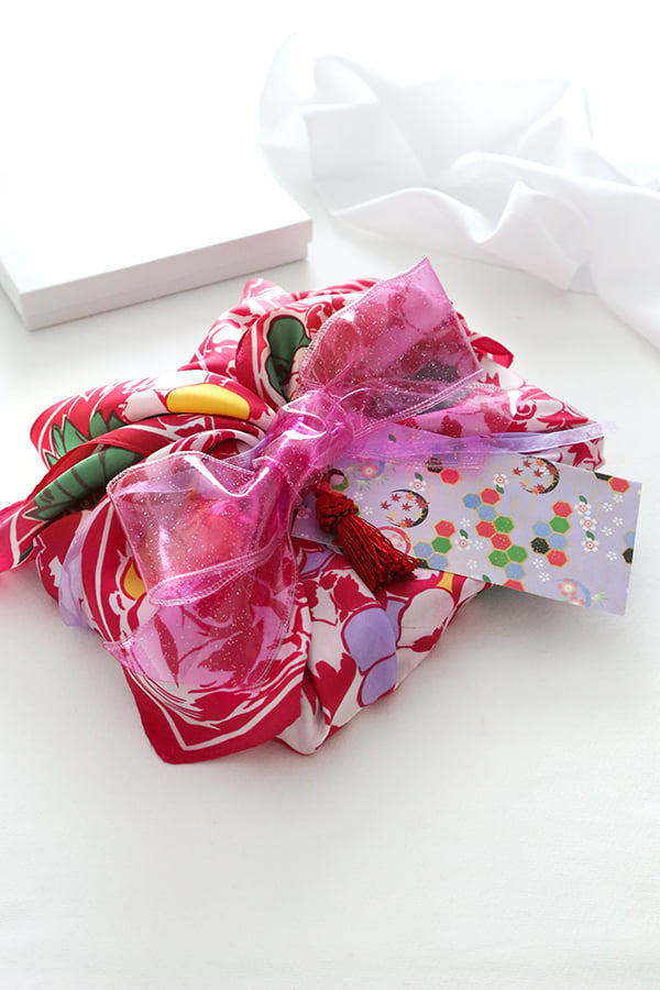 Giftwrapping with a Scarf