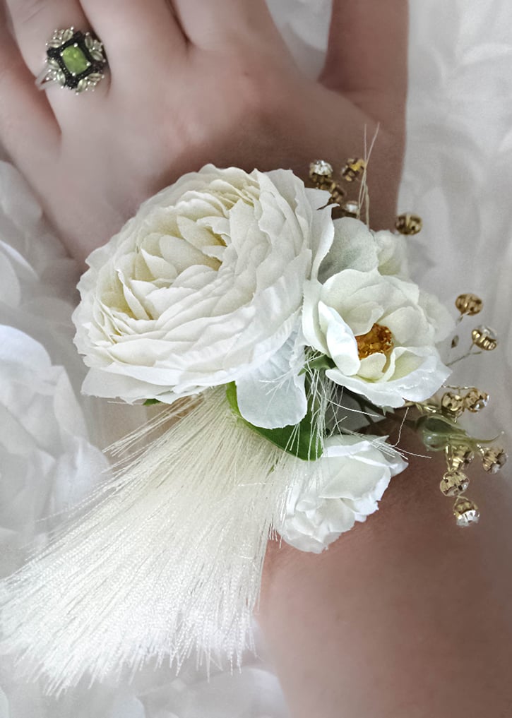 How to DIY a Fabulous Wrist Corsage 2 Styles Confetti Fix